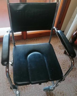 Sedia a rotelle con "comoda"