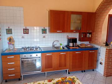 Cucina con forno, lavello e piano cottura