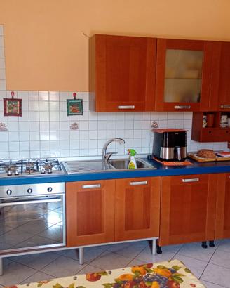 Cucina con forno, lavello e piano cottura
