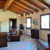 VILLA D' EPOCA IMMERSA NEL VERDE E AMPIO GIARDINO