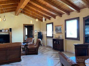 VILLA D' EPOCA IMMERSA NEL VERDE E AMPIO GIARDINO