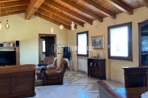 VILLA D' EPOCA IMMERSA NEL VERDE E AMPIO GIARDINO