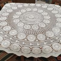 Centro tavola ricamato a mano 