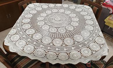 Centro tavola ricamato a mano 