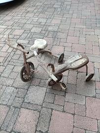 Triciclo gioco vintage vecchio giocattolo