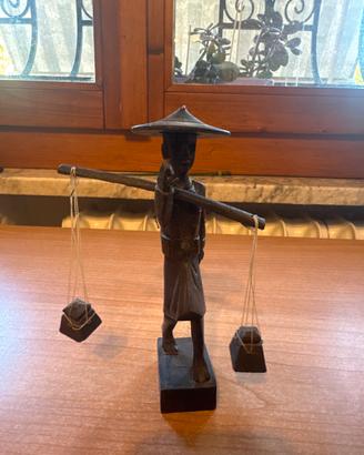 Statua etnica in legno con bilanciere