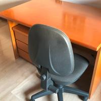 Scrivania in legno massello, cassett., libreria