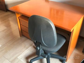 Scrivania in legno massello, cassett., libreria