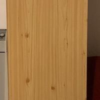 Mobiletto in legno con scaffali all’interno