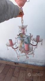 lampadario rosa con pendenti 