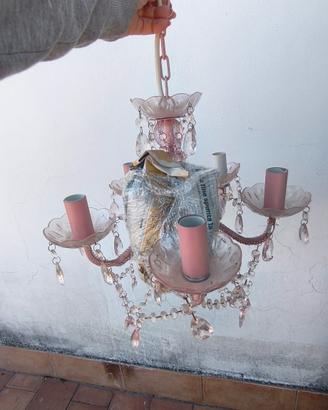lampadario rosa con pendenti 