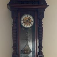 Orologio antico con pendolo