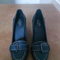 scarpe blu décolleté con tacco e fibia.