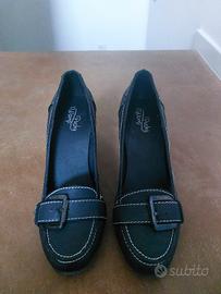 scarpe blu décolleté con tacco e fibia.