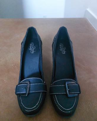 scarpe blu décolleté con tacco e fibia.
