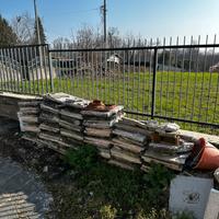 pezzi di granito, cemento, marmo per macerie