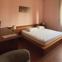 Letto con comodini incorporati