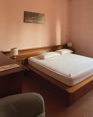 Letto con comodini incorporati