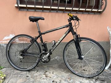 Bici ibrida muscolare cube curve