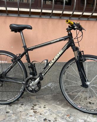Bici ibrida muscolare cube curve