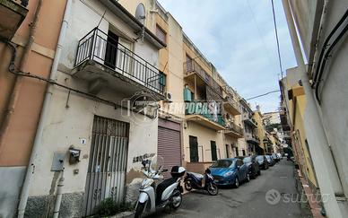 Soluzione semi indipendente in via Alcantara a due