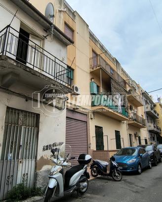 Soluzione semi indipendente in via Alcantara a due
