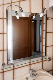 Specchio bagno con luce e mensola in vetro