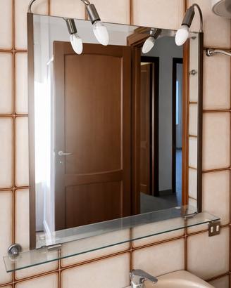 Specchio bagno con luce e mensola in vetro
