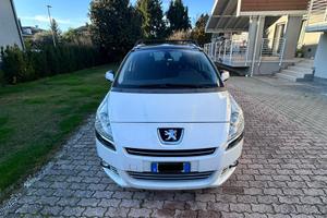 Monovolume Peugeot 5008 ideale per famiglie