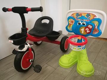 Triciclo con gioco canestro
