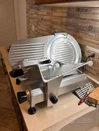 Affettatrice elettrica  a gravita lama 30 cm
