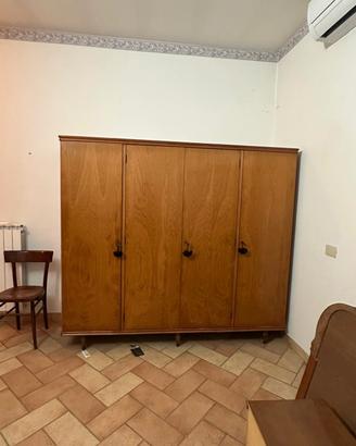 Lotto 4 Armadi e Comò – Vintage e Moderno