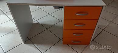 scrivania con cassettiera