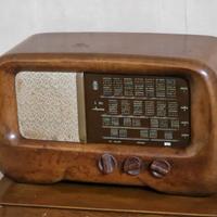 Radio d'epoca in legno