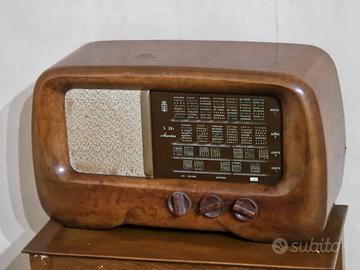 Radio d'epoca in legno