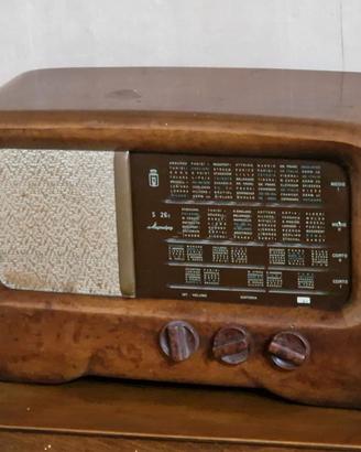Radio d'epoca in legno
