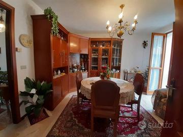 Casa indipendente di 150 m² con più di 5 locali a 