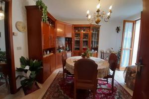 Casa indipendente di 150 m² con più di 5 locali a 