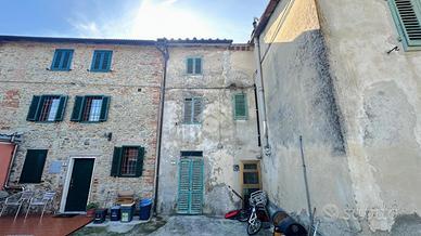 CASA SEMINDIPENDENTE A PISTOIA