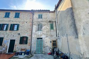 CASA SEMINDIPENDENTE A PISTOIA