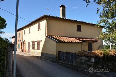 Vendita casolare 2 annessi agricoli 4ettari di ter