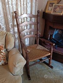 Sedia a dondolo vintage in legno massello e paglia