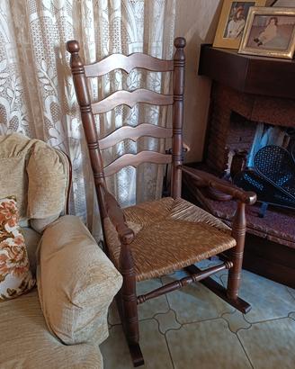 Sedia a dondolo vintage in legno massello e paglia