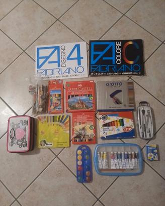 Pastelli e altro materiale scolastico