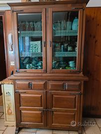 Credenza in legno con vetrinetta