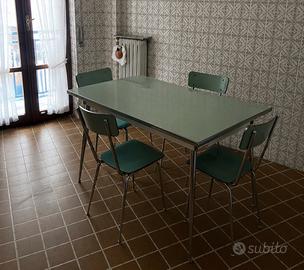 Tavolo vintage con 4 sedie originali