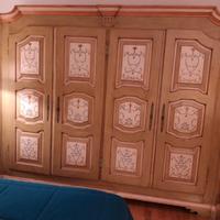 Armadio decorato in legno