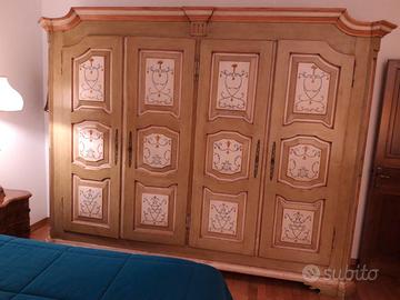 Armadio decorato in legno