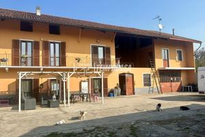 CHIVASSO BIFAMILIARE CON CORTILE E BOX AUTO