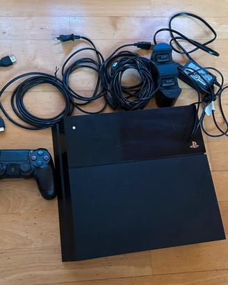 Playstation 4 con controler e cavi